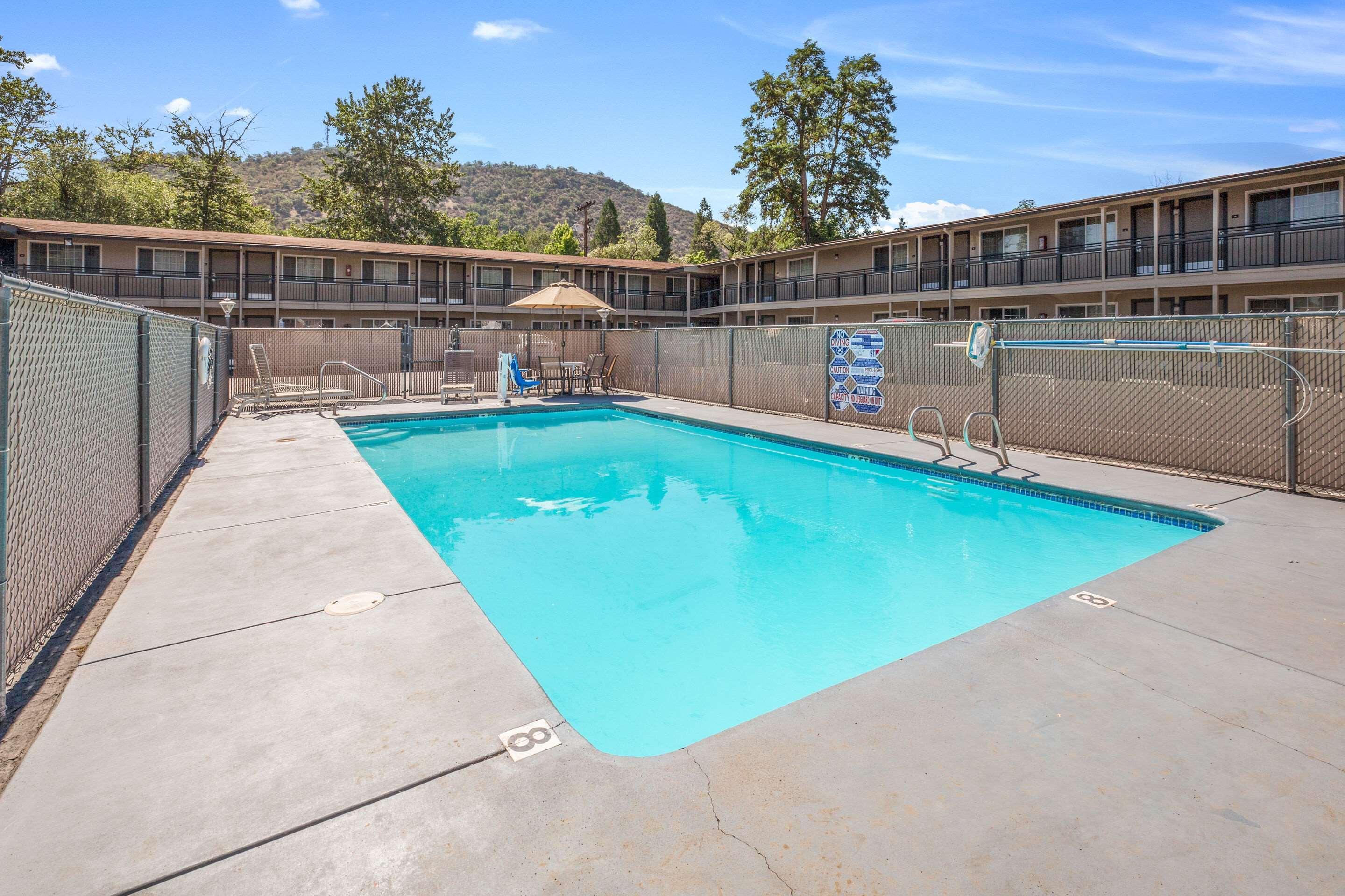 Econo Lodge Inn & Suites Yreka Exterior photo