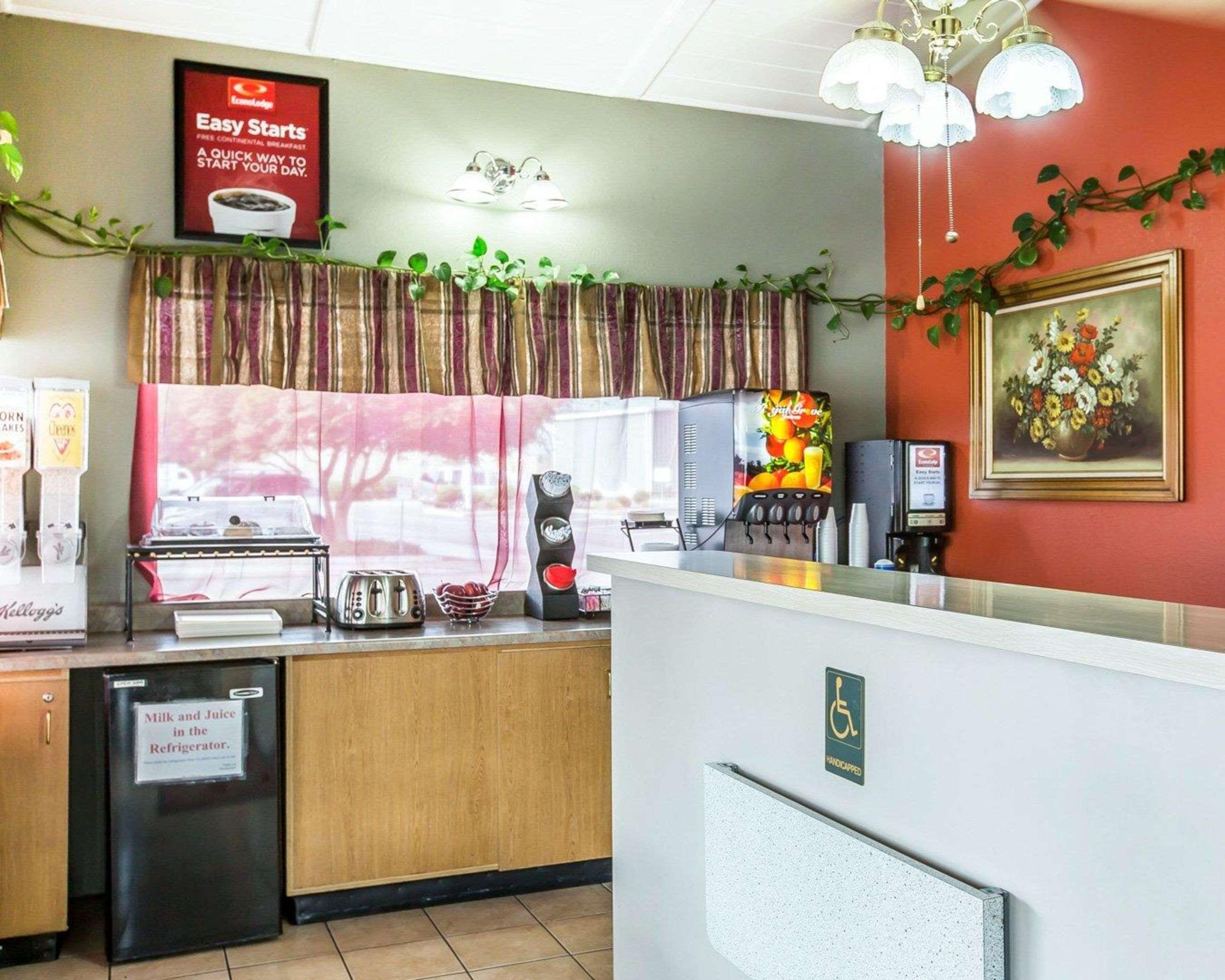 Econo Lodge Inn & Suites Yreka Exterior photo