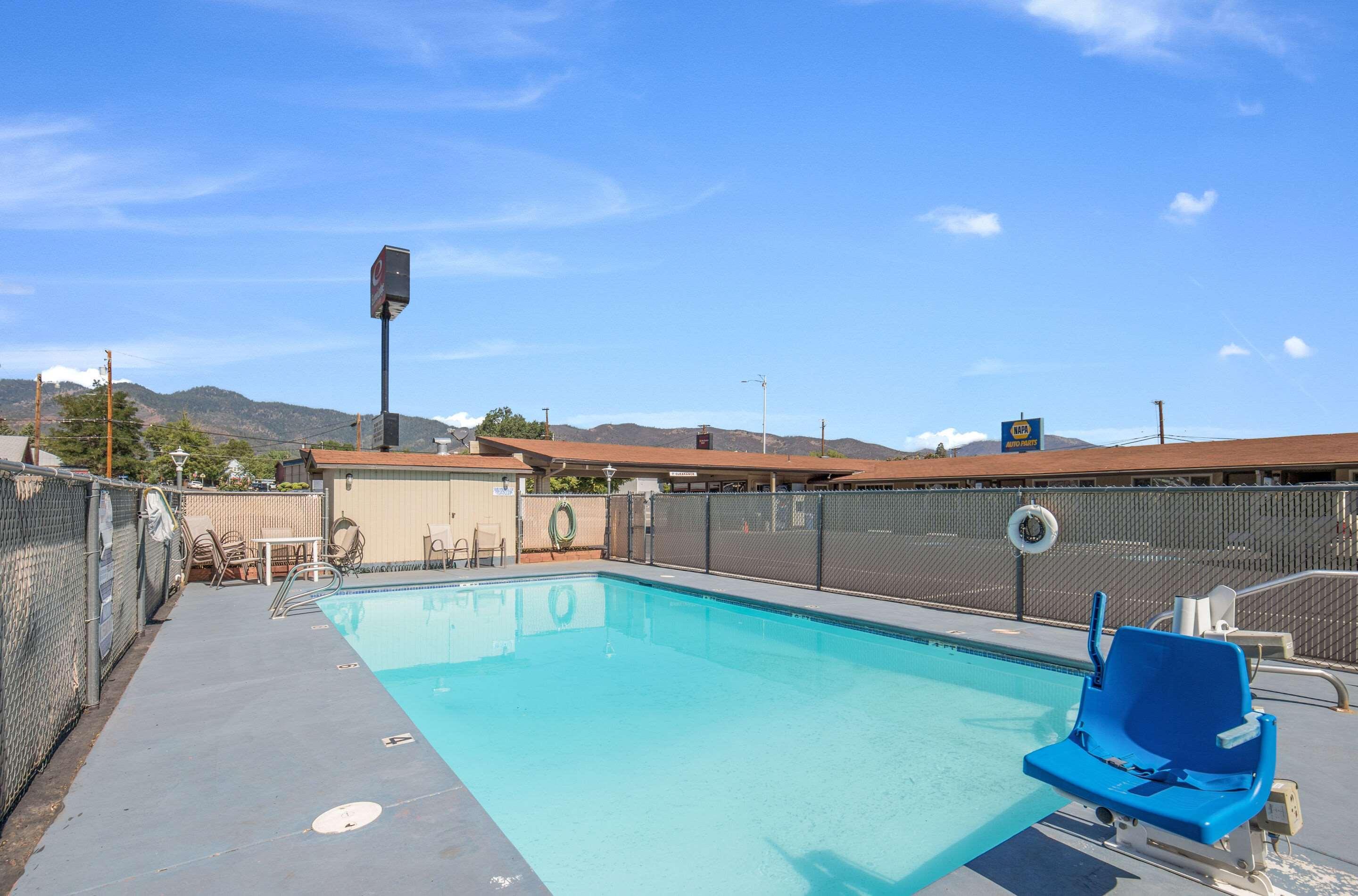 Econo Lodge Inn & Suites Yreka Exterior photo